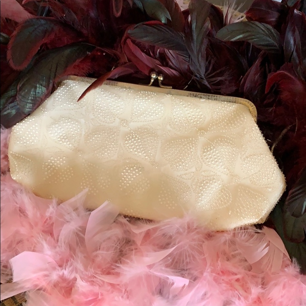 Queenly white vintage clutch purse